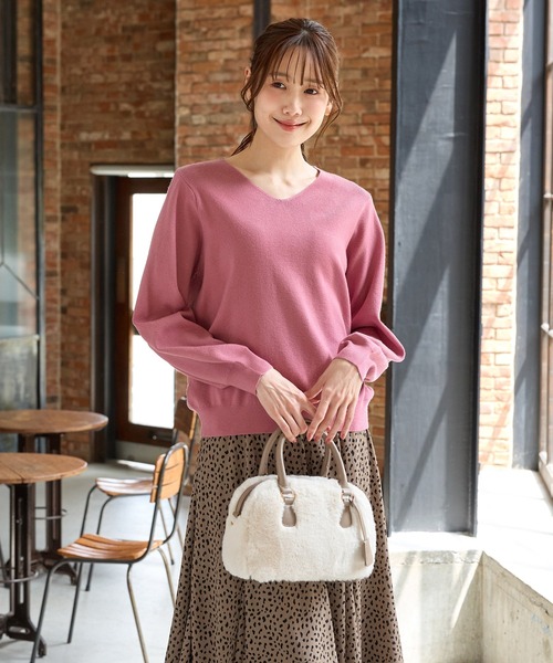 Honeys(ハニーズ)の「【しなやかニット・ヒアルロン酸加工・しなやかニット】ヒアルロン酸Vネック(ニット/セーター・レディース・ブルー/杢グレー/ピンク系その他/ブラック/レッド/モカ/アイボリー/ラベンダー/ライトグリーン・3L/L/LL/M/S)」の17枚目の写真