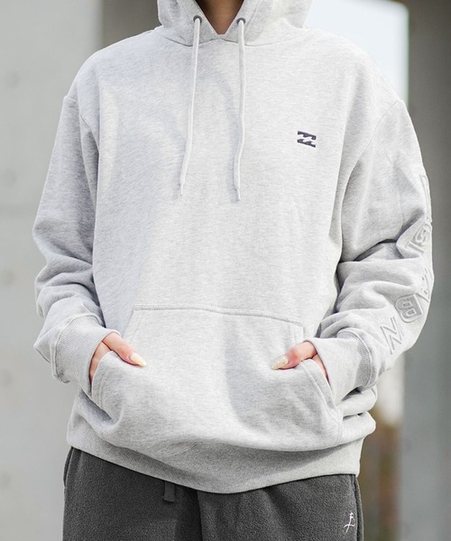 BILLABONG(ビラボン)の「BILLABONG メンズ EMBOSS LOGO PARKA パーカー 【REGULAR FIT】【2025年秋冬モデル】/ビラボンセットアップ対応スリーブロゴプルオーバーパーカー・フーディー(パーカー・メンズ・ブラック/グレー・MEDIUM/LARGE/X-LARGE)」の2枚目の写真