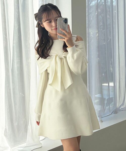 MAJESTIC LEGON（マジェスティックレゴン）の「ビジューリボンニットミニワンピース（ワンピース・レディース・ピンク/アイボリー/ブラック/グレー/ピンクベージュ・MEDIUM）」の2枚目の写真