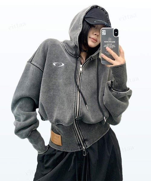 Dalfwin（ダールフィン）の「韓国ファッション RICECAKEフェイクレザーラベルピグメント加工ダブルジップパーカー（パーカー・レディース・ブラック/グレー・FREE）」の2枚目の写真