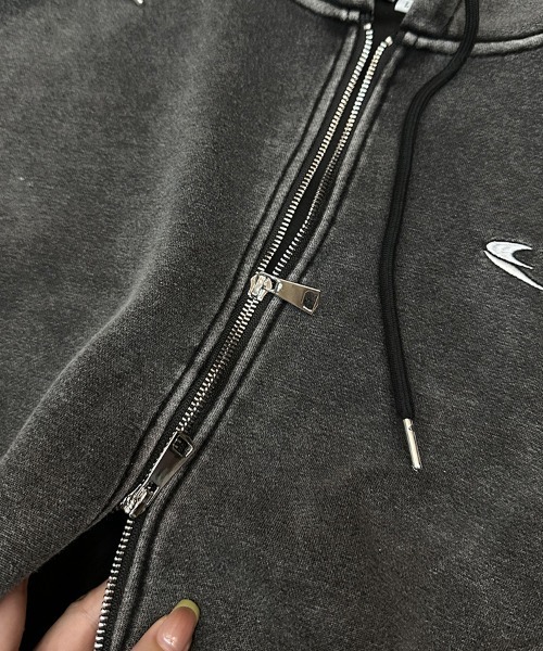 Dalfwin（ダールフィン）の「韓国ファッション RICECAKEフェイクレザーラベルピグメント加工ダブルジップパーカー（パーカー・レディース・ブラック/グレー・FREE）」の6枚目の写真