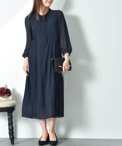 INTERPLANET（インタープラネット）の「シフォンジョーゼットプリーツワンピース（ワンピース・レディース・ライトベージュ/ネイビー・FREE）」の2枚目の写真