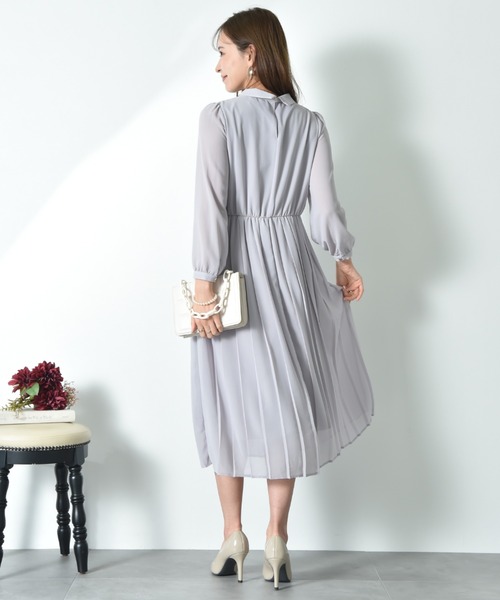 INTERPLANET（インタープラネット）の「シフォンジョーゼットプリーツワンピース（ワンピース・レディース・ライトベージュ/ネイビー・FREE）」の7枚目の写真