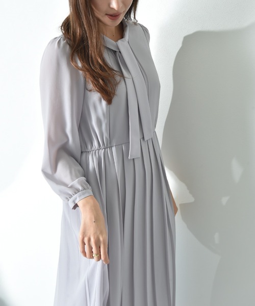 INTERPLANET（インタープラネット）の「シフォンジョーゼットプリーツワンピース（ワンピース・レディース・ライトベージュ/ネイビー・FREE）」の11枚目の写真