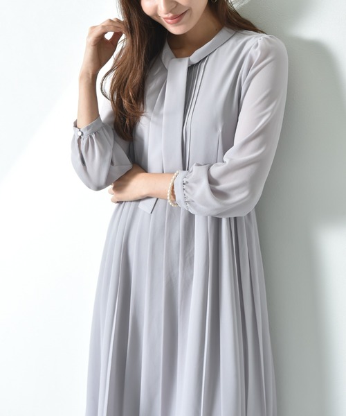 INTERPLANET（インタープラネット）の「シフォンジョーゼットプリーツワンピース（ワンピース・レディース・ライトベージュ/ネイビー・FREE）」の12枚目の写真