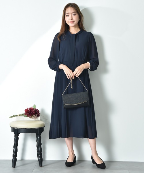 INTERPLANET（インタープラネット）の「シフォンジョーゼットプリーツワンピース（ワンピース・レディース・ライトベージュ/ネイビー・FREE）」の13枚目の写真