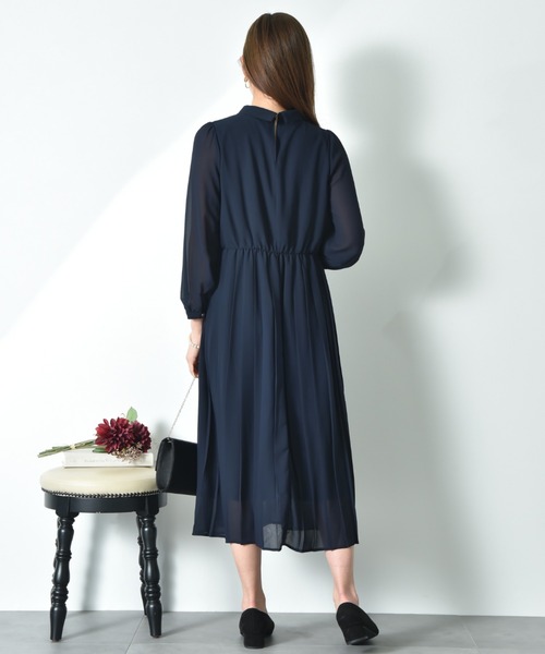 INTERPLANET（インタープラネット）の「シフォンジョーゼットプリーツワンピース（ワンピース・レディース・ライトベージュ/ネイビー・FREE）」の16枚目の写真