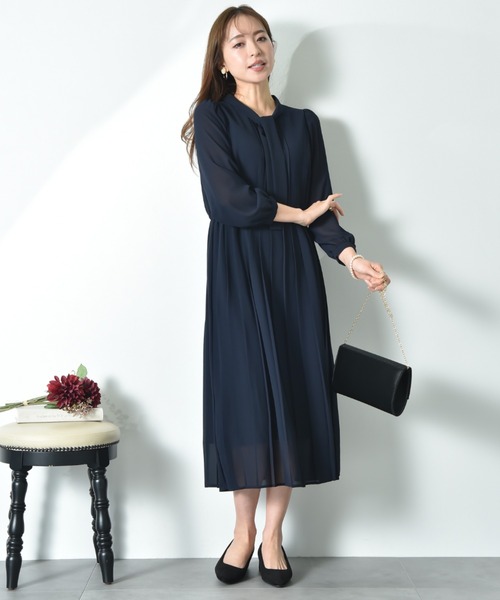 INTERPLANET（インタープラネット）の「シフォンジョーゼットプリーツワンピース（ワンピース・レディース・ライトベージュ/ネイビー・FREE）」の17枚目の写真