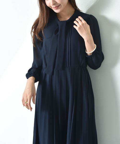 INTERPLANET（インタープラネット）の「シフォンジョーゼットプリーツワンピース（ワンピース・レディース・ライトベージュ/ネイビー・FREE）」の22枚目の写真
