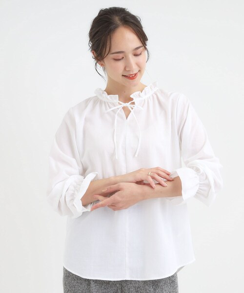 DRESKIP(ドレスキップ)の「【S-LL/洗濯後しわになりにくい/吸水速乾/UV】大人フェミニンな装いに 襟フリルブラウス(シャツ/ブラウス・レディース・ベージュ/ワインレッド/オフホワイト/ネイビー系2・01/02/03/04)」の5枚目の写真