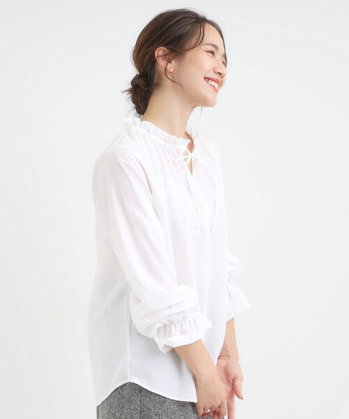 DRESKIP(ドレスキップ)の「【S-LL/洗濯後しわになりにくい/吸水速乾/UV】大人フェミニンな装いに 襟フリルブラウス(シャツ/ブラウス・レディース・ベージュ/ワインレッド/オフホワイト/ネイビー系2・01/02/03/04)」の6枚目の写真