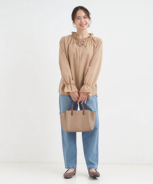 DRESKIP(ドレスキップ)の「【S-LL/洗濯後しわになりにくい/吸水速乾/UV】大人フェミニンな装いに 襟フリルブラウス(シャツ/ブラウス・レディース・ベージュ/ワインレッド/オフホワイト/ネイビー系2・01/02/03/04)」の11枚目の写真