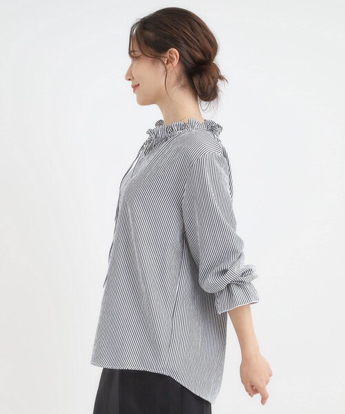 DRESKIP(ドレスキップ)の「【S-LL/洗濯後しわになりにくい/吸水速乾/UV】大人フェミニンな装いに 襟フリルブラウス(シャツ/ブラウス・レディース・ベージュ/ワインレッド/オフホワイト/ネイビー系2・01/02/03/04)」の14枚目の写真