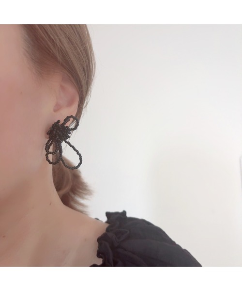 tone(トーン)の「【colore】ビーズのアシンメトリーピアス(MA)(ピアス(両耳用)・レディース・ブラック・FREE)」の3枚目の写真