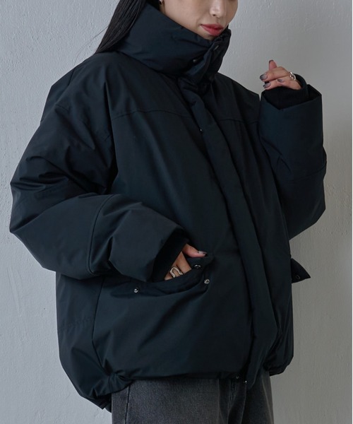 COLONY 2139（コロニートゥーワンスリーナイン）の「クロップド中綿ジャケット（ダウンジャケット/コート・メンズ・グレー/ブラック・SMALL/MEDIUM/LARGE）」の2枚目の写真