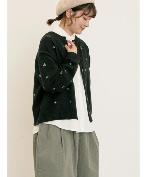 Samansa Mos2（サマンサ モスモス）の「花柄総刺繍ニットカーディガン（カーディガン/ボレロ・レディース・ボルドー/キナリ/ブラック/オレンジ・F）」の2枚目の写真