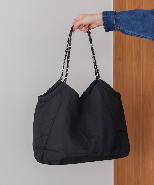 Bou Jeloud（ブージュルード）の「エンボスチェーンバッグ（ハンドバッグ・レディース・グレー/ブラック・ONESIZE）」の2枚目の写真