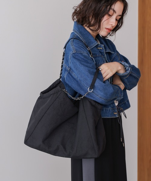 Bou Jeloud（ブージュルード）の「エンボスチェーンバッグ（ハンドバッグ・レディース・グレー/ブラック・ONESIZE）」の3枚目の写真