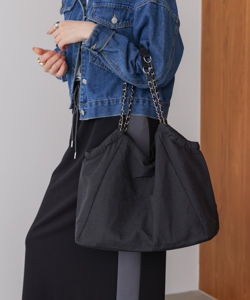 Bou Jeloud（ブージュルード）の「エンボスチェーンバッグ（ハンドバッグ・レディース・グレー/ブラック・ONESIZE）」の4枚目の写真