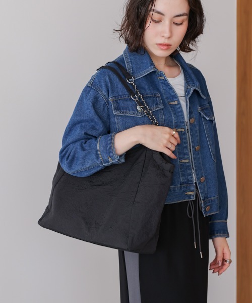 Bou Jeloud（ブージュルード）の「エンボスチェーンバッグ（ハンドバッグ・レディース・グレー/ブラック・ONESIZE）」の5枚目の写真