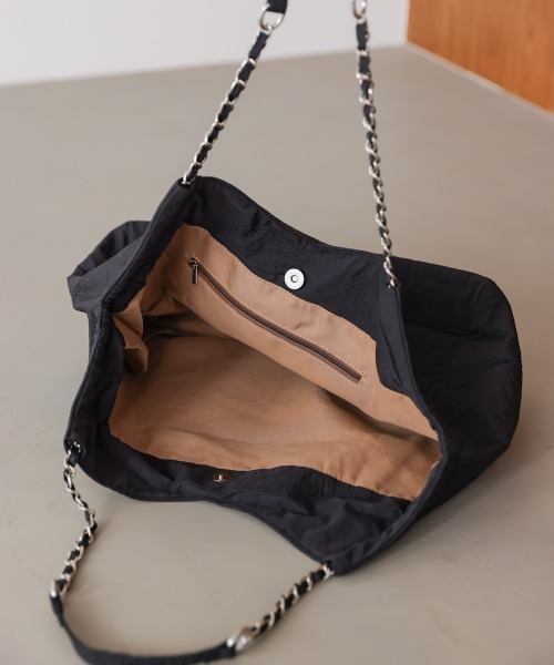 Bou Jeloud（ブージュルード）の「エンボスチェーンバッグ（ハンドバッグ・レディース・グレー/ブラック・ONESIZE）」の6枚目の写真