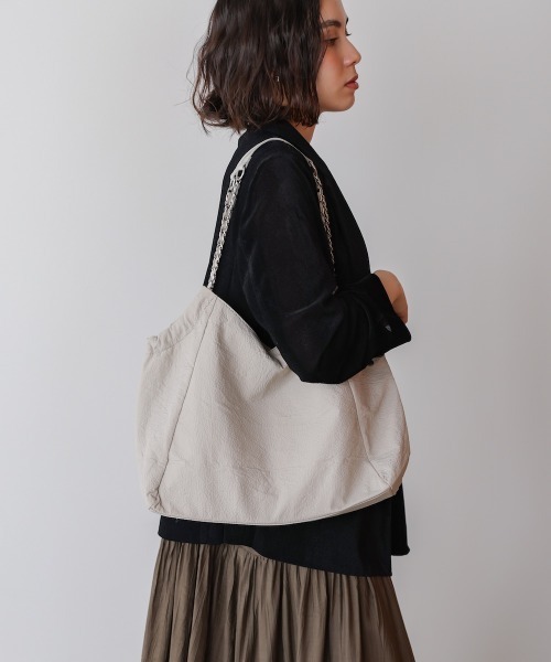 Bou Jeloud（ブージュルード）の「エンボスチェーンバッグ（ハンドバッグ・レディース・グレー/ブラック・ONESIZE）」の7枚目の写真