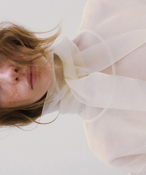 TODAYFUL（トゥデイフル）の「Sheer Tie Blouse（シャツ/ブラウス・レディース・キナリ/ダークブラウン・FREE）」の3枚目の写真