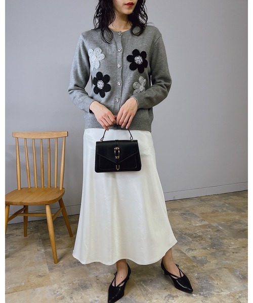 最新　完売　かぎ針お花モチーフ付きニットカーディガン　グレー TSUHARU⋈かぎ針お花モチーフ付きニットカーディガン グレー - メルカリ