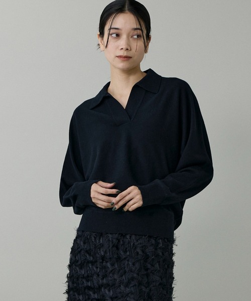 INED（イネド）の「ウルトラエクストラファインウール ポロ衿ドルマンニット（ニット/セーター・レディース・ブラック/サックスブルー/グレイッシュベージュ/レッド系その他・9号）」の2枚目の写真