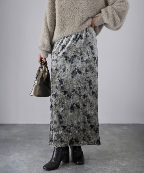 Riberry（リベリー）の「タイダイ柄ニュアンスベロアナロースカート（スカート・レディース・ブラウン/グレー/グリーン・FREE）」の4枚目の写真