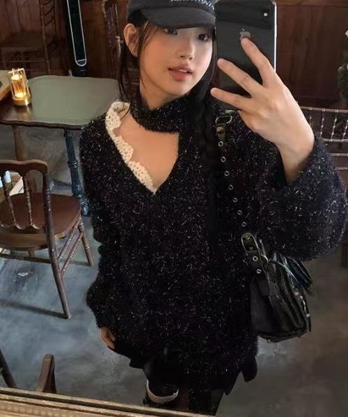 Achic(アシック)の「ラメ入り 非対称レースセーター(ニット/セーター・レディース・ブラック・M)」の3枚目の写真
