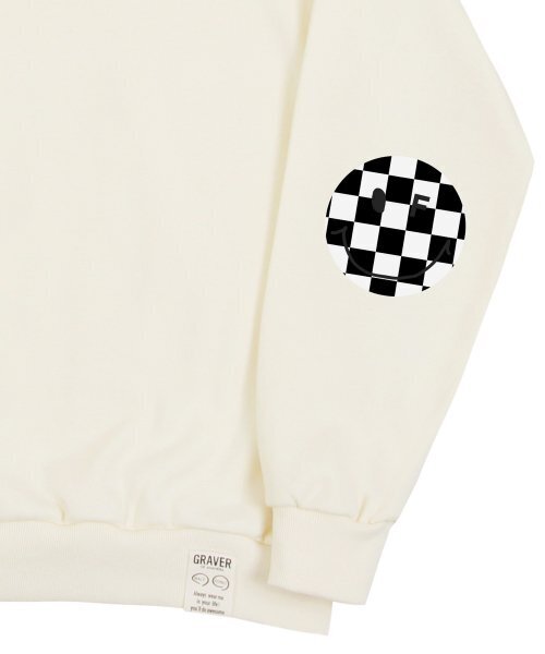 GRAVER（グレーバー）の「[ユニセックス]エルボーチェッカーボードドットスマイルマンツーマン_クリーム（スウェット・レディース・アイボリー・LARGE/MEDIUM/SMALL/X-LARGE）」の4枚目の写真