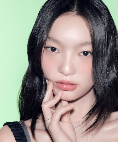 HERA（ヘラ）の「センシュアル ティンティッドシャイン リップセラム（口紅/リップティント/グロス・レディース・220 サンデイズ/323 チェリーオントップ/55 パープルラム/370 レッドウッド/450 ブラウンシュガー・FREE）」の10枚目の写真