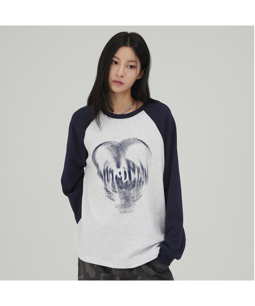 ACOVER(オコボ)の「ハートスプレイラグランロングスリーブ3カラー(Tシャツ/カットソー・レディース・ブラック/ネイビー/レッド・FREE)」の1枚目の写真