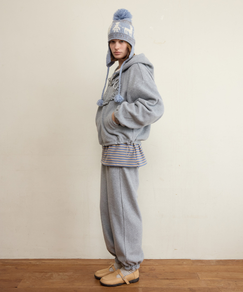 FUN FROM FUN（ファンフロムファン）の「FRILL POCKET FLEECE PANTS, LIGHT GREY（スウェットパンツ・レディース・ライトグレー・OS）」の2枚目の写真