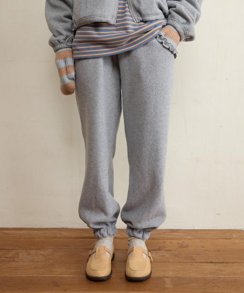FUN FROM FUN（ファンフロムファン）の「FRILL POCKET FLEECE PANTS, LIGHT GREY（スウェットパンツ・レディース・ライトグレー・OS）」の3枚目の写真