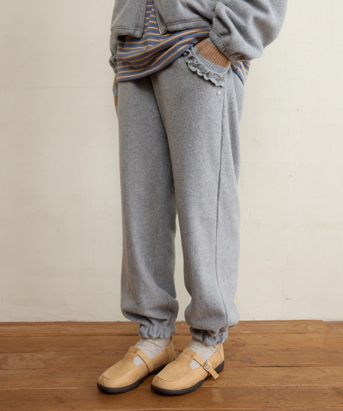 FUN FROM FUN（ファンフロムファン）の「FRILL POCKET FLEECE PANTS, LIGHT GREY（スウェットパンツ・レディース・ライトグレー・OS）」の4枚目の写真