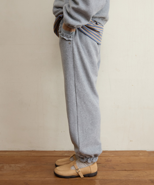 FUN FROM FUN（ファンフロムファン）の「FRILL POCKET FLEECE PANTS, LIGHT GREY（スウェットパンツ・レディース・ライトグレー・OS）」の5枚目の写真
