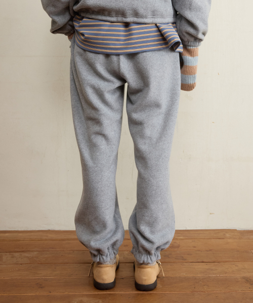 FUN FROM FUN（ファンフロムファン）の「FRILL POCKET FLEECE PANTS, LIGHT GREY（スウェットパンツ・レディース・ライトグレー・OS）」の6枚目の写真