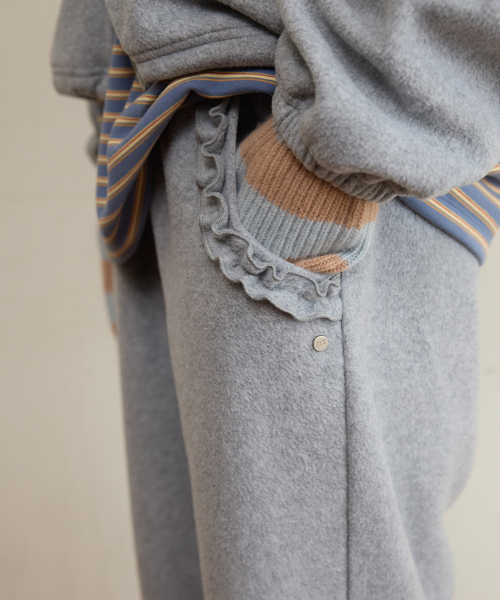 FUN FROM FUN（ファンフロムファン）の「FRILL POCKET FLEECE PANTS, LIGHT GREY（スウェットパンツ・レディース・ライトグレー・OS）」の7枚目の写真