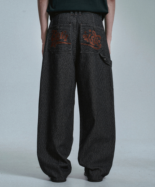 MOO(エムオーオー)の「バックロゴストライプデニムパンツ - ブラック(デニムパンツ・メンズ・ブラック・MEDIUM/LARGE)」の2枚目の写真