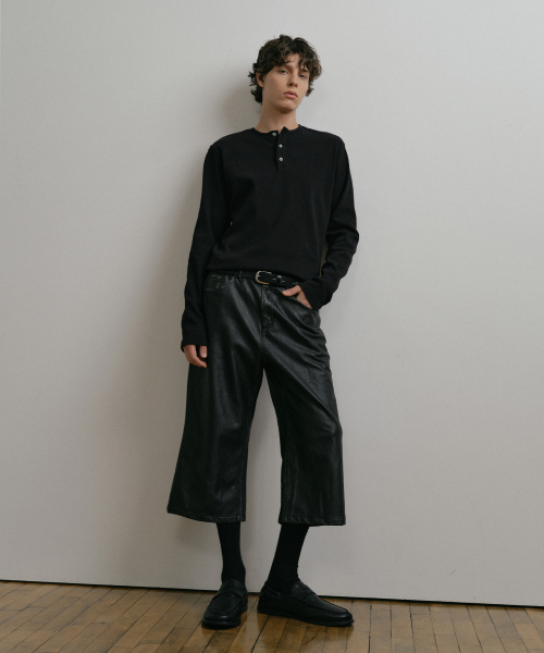 DUSTYWHITE(ダスティーホワイト)の「BLACK HENLEY NECK COTTON SHIRT(Tシャツ/カットソー・メンズ・その他・MEDIUM/LARGE/X-LARGE)」の2枚目の写真