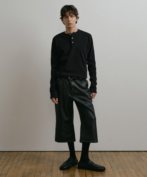 DUSTYWHITE(ダスティーホワイト)の「BLACK HENLEY NECK COTTON SHIRT(Tシャツ/カットソー・メンズ・その他・MEDIUM/LARGE/X-LARGE)」の5枚目の写真