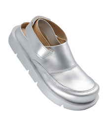 YASE（ヤセ）の「カウハイドベルロSシルバー（サンダル）」