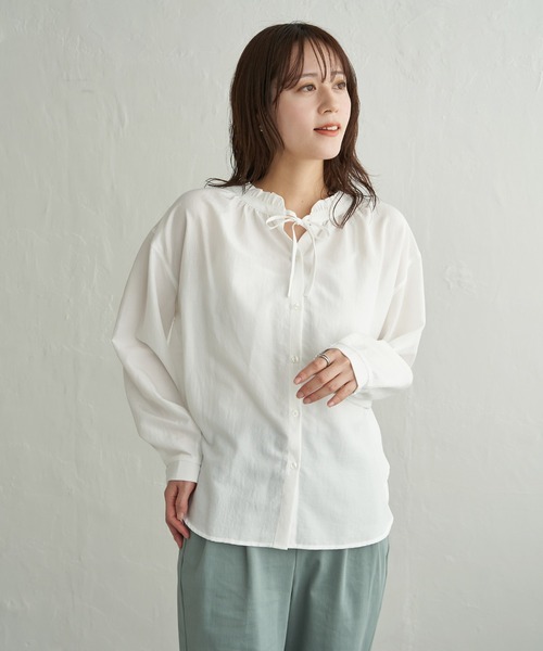 ikka（イッカ）の「襟フリルリボン2WAYブラウス（シャツ/ブラウス・レディース・オフホワイト/グレイッシュベージュ/ライトグリーン/ライトグレー/ブルー・M/L/S）」の2枚目の写真