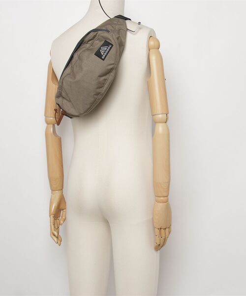 GREGORY(グレゴリー)の「テールランナー TAILRUNNER V2 サンドストーム(ボディバッグ/ウエストポーチ・メンズ・ベージュ系・ONE SIZE)」の2枚目の写真