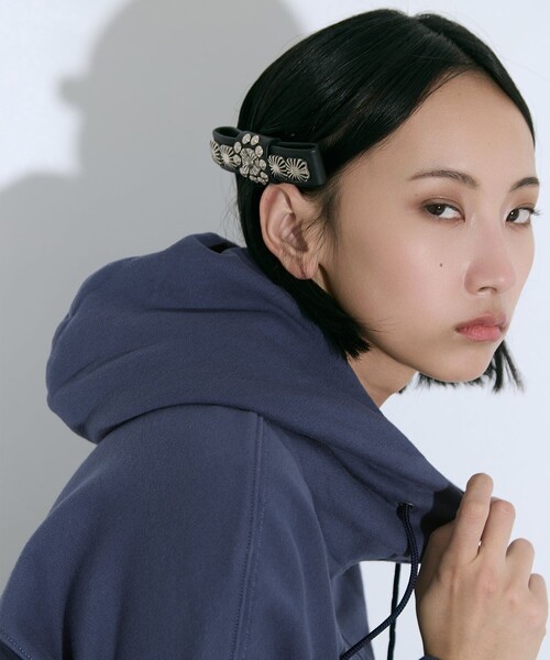 TOGA PULLA（トーガ　プルラ）の「【TOGA PULLA/トーガプルラ】Concho leather barrette/コンチョレザーバレッタ（バレッタ/ヘアクリップ・レディース・ブラック・FREE）」の3枚目の写真