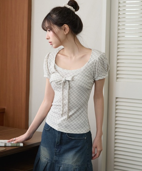 UNE MANSION(ユヌマンション)の「ラブリーフロントリボンチェックブラウスカットソー(Tシャツ/カットソー・レディース・アイボリー/チャコール/ベージュ・FREE)」の1枚目の写真