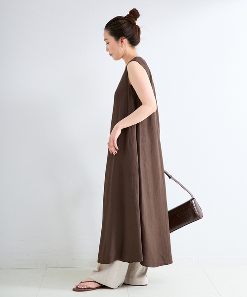 B.C STOCK(ベーセーストック)の「《追加7》手洗い可 / リネンレーヨンスリーブレスワンピース(ワンピース・レディース・ベージュ/コバルトブルー/レッド/ブラウン/ブルー/ブラック・MEDIUM/SMALL)」の12枚目の写真