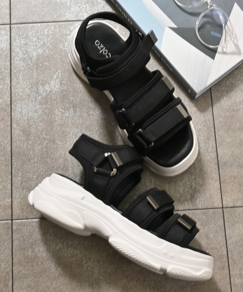 Honeys（ハニーズ）の「金具使い厚底サンダル（サンダル・レディース・ベージュ/ブラック×ホワイト/ベージュ系その他/アイボリー/ブラック・L/LL/M/S）」の3枚目の写真